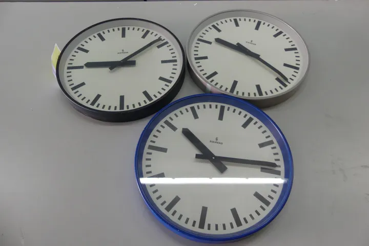 3x Wanduhr